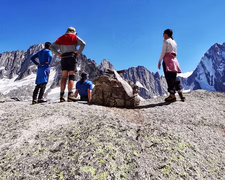 PXL033 Sur la dalle surplombant l'ancien refuge du Couvercle - A droite le col des Hirondelles et la face Nord des Grandes Jorasses