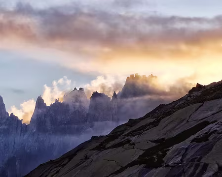 PXL035 Coucher de soleil sur les Aiguilles de Chamonix depuis la terrasses du Couvercle - Aiguille du Plan, Crocodile, Caïman, Aig du Fou, les Ciseaux, Blaitière et le...