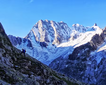 PXL038 Sur le chemin en balcon entre les refuges du Couvercle et de Leschaux, Grandes Jorasses, Dome de Rochefort et Mt Mallet derrière le glacier des Périades