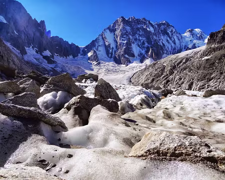 PXL044 Sur le glacier de Leschaux, vue sur les Grandes Jorasses