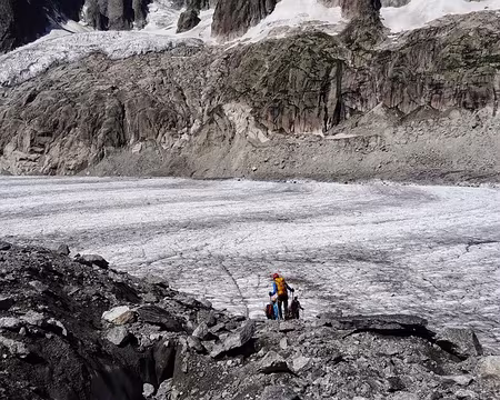 PXL046 Entre les refuges de Leschaux et du Requin sur la moraine séparant le glacier de Leschaux et la Mer de Glace