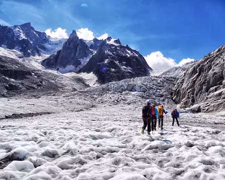 PXL047 En route vers le refuge du Requin à l'approche des échelles sous les séracs du Géant