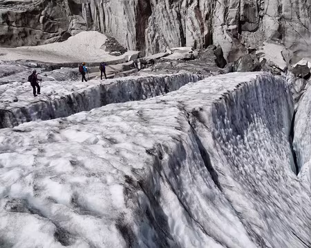 PXL048 En route vers le refuge du Requin à l'approche des échelles sous les séracs du Géant