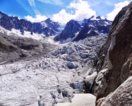 PXL049 Vue sur les séracs du Géant depuis les échelles menant au refuge du Requin - Au centre le glacier du Mt Mallet