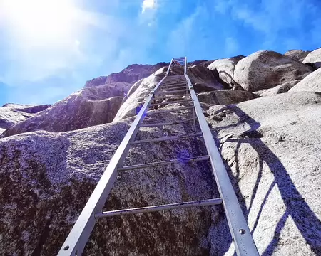 PXL050 Sur les échelles conduisant au refuge du Requin