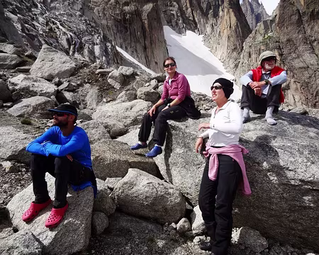 PXL052 Pause sur la moraine conduisant au glacier d'Envers du Plan