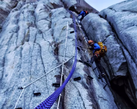 PXL056 Rappel pour atteindre la Mer de Glace depuis les échelles menant au refuge du Requin
