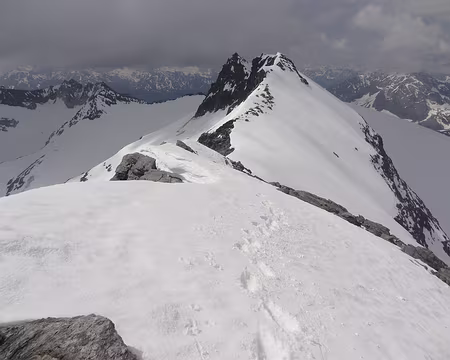 PXL016 Regard en arrière :les nuages s'installent...et on continue notre progression vers le col de l'Arpont