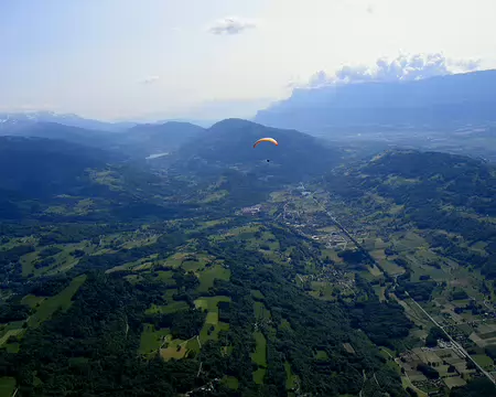 11 vue en direction de Grenoble : le lac d'Allevard, la dent de Crolles, Pépé montre le chemin.