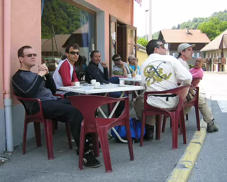 12 Pause café face au terrain d'atterro de Chedde.