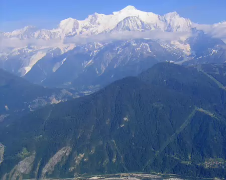 14 ...les trois Monts Blancs, le sommet du Prarion, la rampe autoroutière du Fayet...