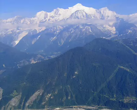 14 ...les trois Monts Blancs, le sommet du Prarion, la rampe autoroutière du Fayet...