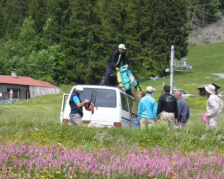18 On descend les parapentes du camion à Plaine-Joux...