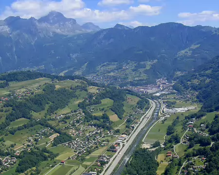 24 Albertville derrière nous, Ugine et l'atterro de Martod sont devant. Le Mont Charvin au fond.