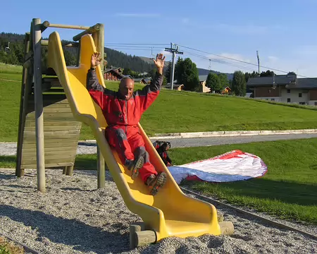 26 Quelques heures de vol plus tard : détente après l'atterrissage à Crest-Volant.