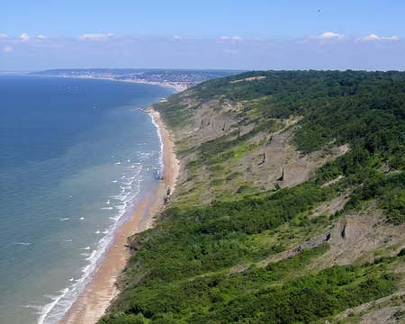02 Les falaises des vaches noires, curieuses formations géologiques. Villers-sur-Mer est au fond.