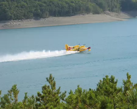 05 L'orage a déclenché un feu, des Canadairs remplissent leur soute au lac de Serre-Ponçon.
