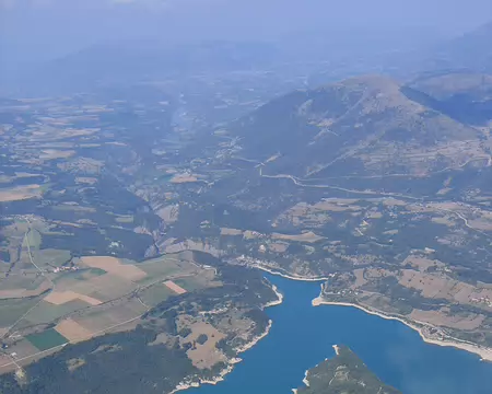 11 Au bout de cette crête, on arrive au lac du Sautet.