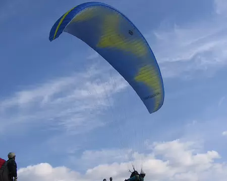 18 Tonio au décollage sur le déco, bien alimenté par la brise, vers 2000 m d'altitude.