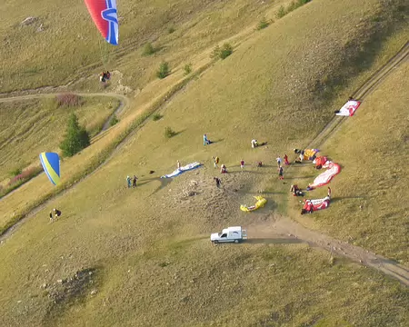 23 Le site du décollage, où des voile sont encore étalées.