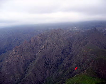 03 Depuis le Conde, au ras du nuage, vue sur le déco d'Ifonche et la crête de los Dedos.