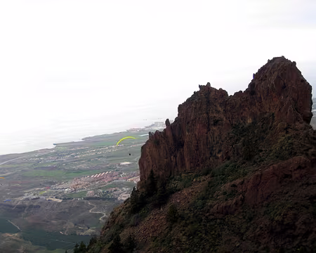 19 Après avoir décollé d'Ifonche, Roberto passe au pied de Los Dedos.