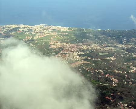 23 sous quelques nuages, la côte Nord de l'île apparait...
