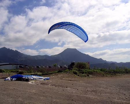 32 Atterrissage de Pierre à l'Hypertrebol, site officiel, devant el Conde.