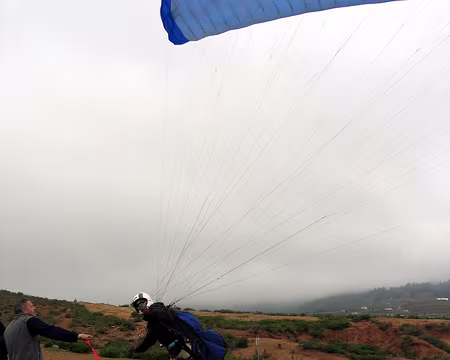 49 Décollage de Pierre dans l'ancienne aire de battage, à Ifonche.