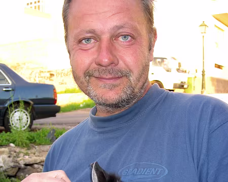 58 Le lapin nain d'océane (fille de Roberto) dans les bras de Patrick.