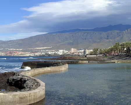 59 Vue panoramique de notre terrain de jeu : le Conde à droite (petit nuage), los Dedos, Taucho.