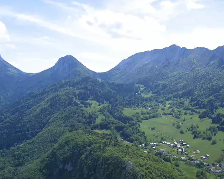 02 Vol du jeudi 25 mai : le village d'Entrevernes photographié après une traversée du lac.