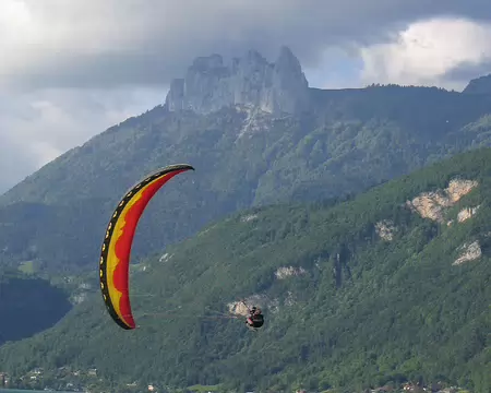 03 L'après-midi : le spectacle des meilleurs acrobates mondiaux, aux Acrofolies de Doussard.