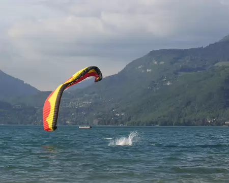 04 Plongeon dans l'eau du lac à 8°C pour ce compétiteur.