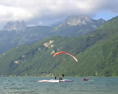 10 Atterro sur le radeau, le hors-bord n'aura pas besoin d'aller repêcher celui-là.