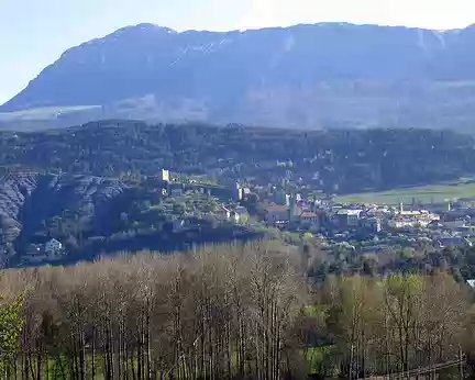 44 Depuis le gite, vue sur Seyne-les-Alpes, avec la crête de Dormillouse au fond.