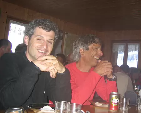 11 Attablés au réfuge (3000 m d'altitude), Frédéric et Yves.