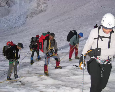 14 Le lendemain matin, après une heure de marche, on arrive au pied des premiers séracs.
