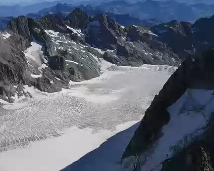 17 C'est parti pour la descente : vue aérienne sur le glacier blanc.