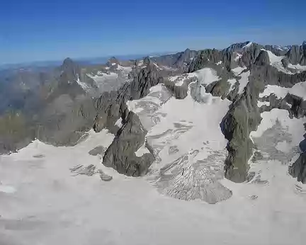 18 On distingue la trace de la montée sur le glacier (à droite en bas).