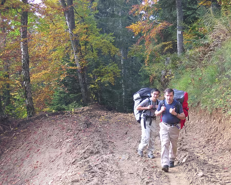 03 Marc et Henri sur une piste forestière, le samedi matin, parapente au dos.