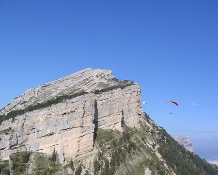 16 En vol, vue sur le sommet, les falaises, et le site de décollage.