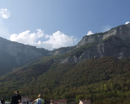 22 Les falaises sous St-Hilaire, vues depuis le terrain d'atterrissage.