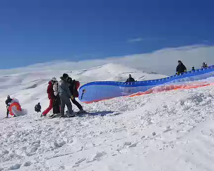 08 Décollage à ski d'un parapente biplace...