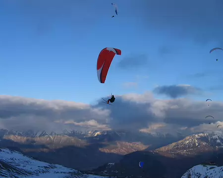 10z368 Le soir, soaring d'enfer avant de poser sur le front de neige