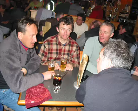 12 Après l'effort, le réconfort. Didier, Gilles et Emmanuel