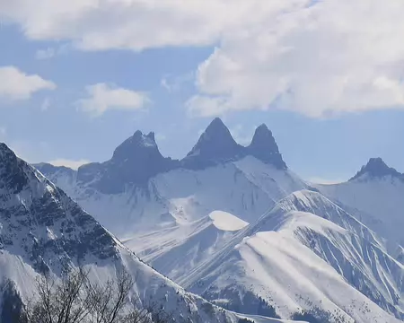 24 Les aiguilles d'Arves dominent la station