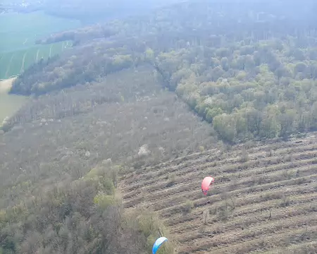 01 Survol du décollage : Gérard (voile rouge) et Christophe (voile bleue)
