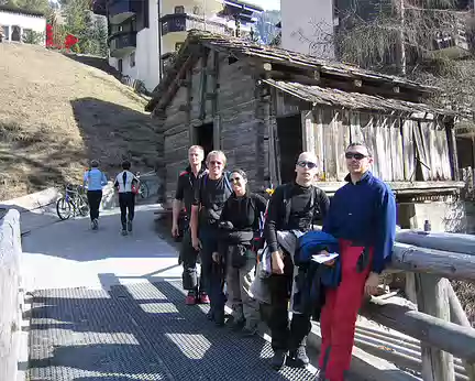 19 L'équipe devant un mazot de Zermatt.