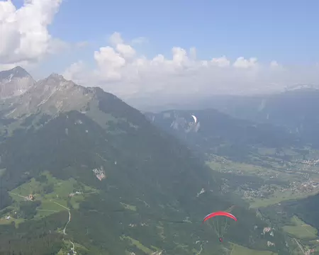 15 Un peu plus loin, on arrive en vue du Mont Charvin (à gauche).